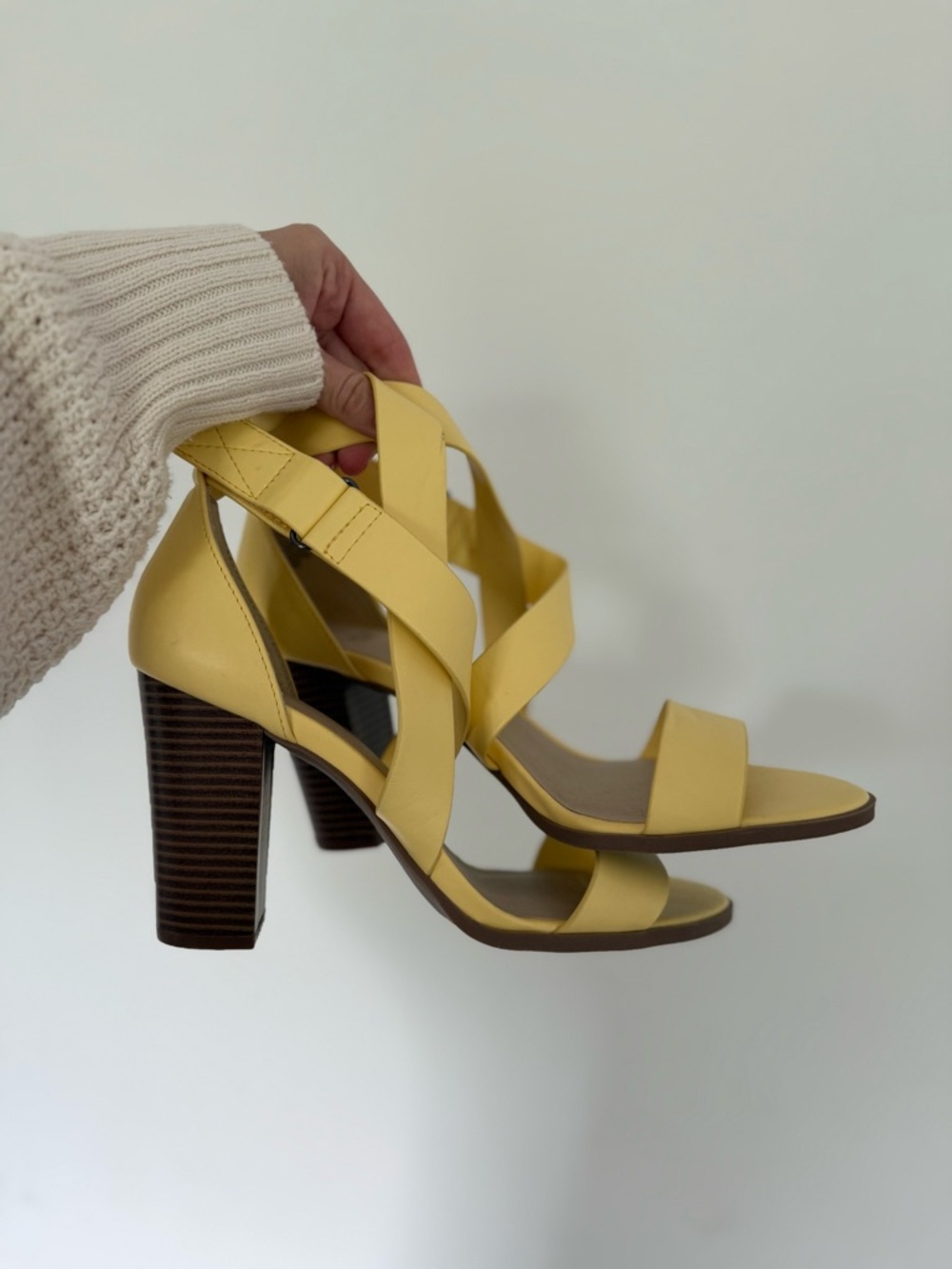 Simply Vera Vera Wang Butter Yellow Braestar Women’s Sandals 9